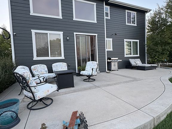 Enjoy the evening with a firepit or barbequing