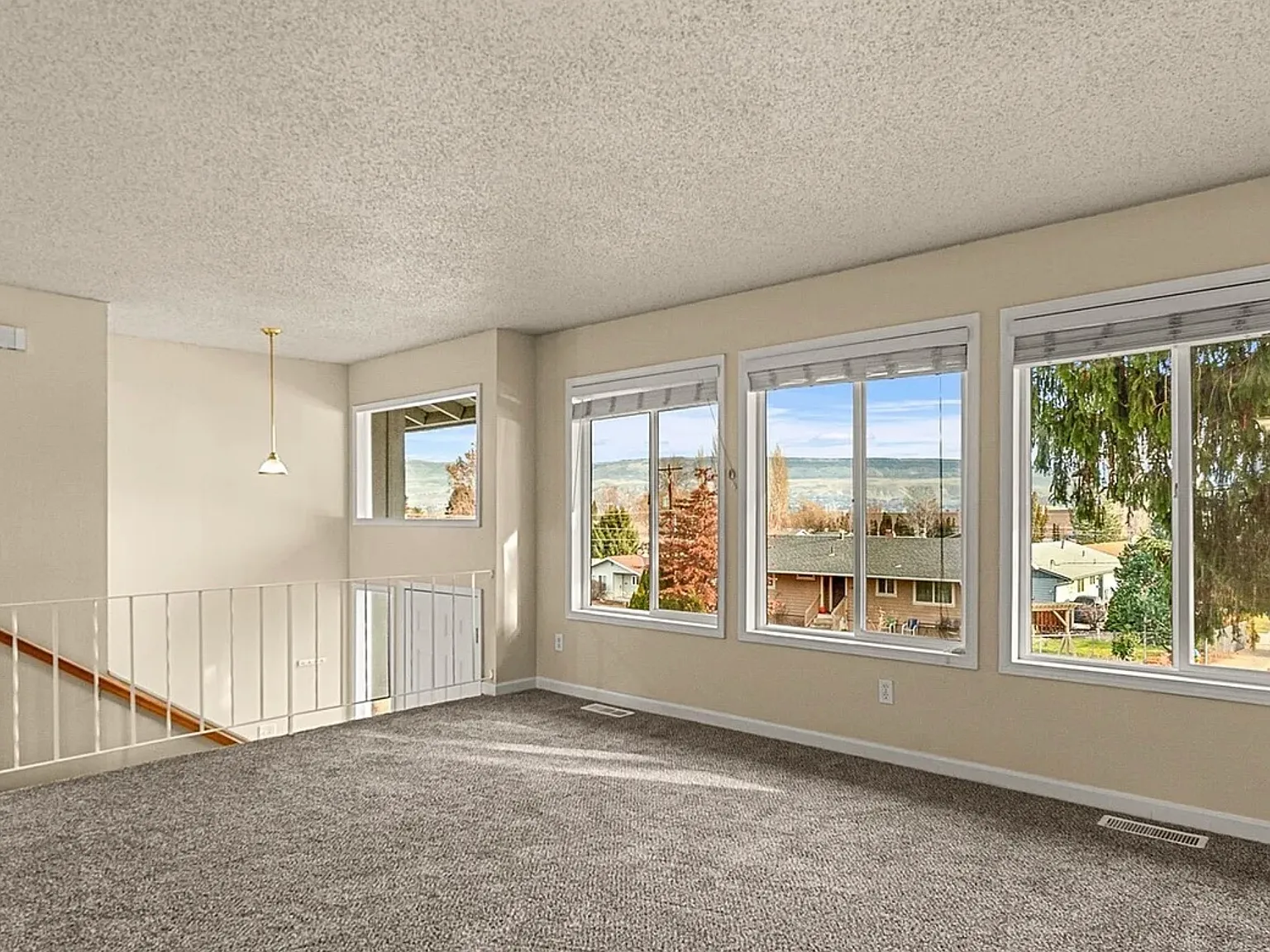 3 bed, 1.5 bath, 1386 sqft, $2,300 — Photo 2
