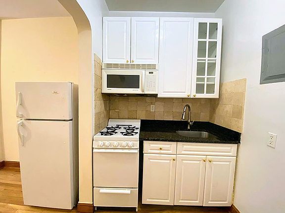 4th image of 449 W 43rd St #1Y