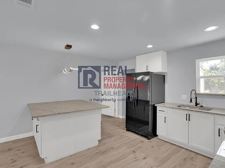 556 NW Lorna St — Photo 8