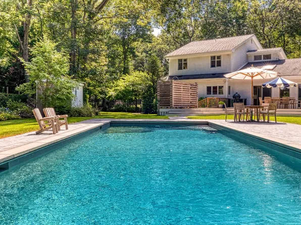 17 Crescent Way, Shelter Island Heights, NY 11965