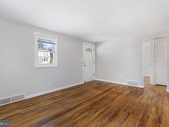 5th image of 43 Iowana Ave