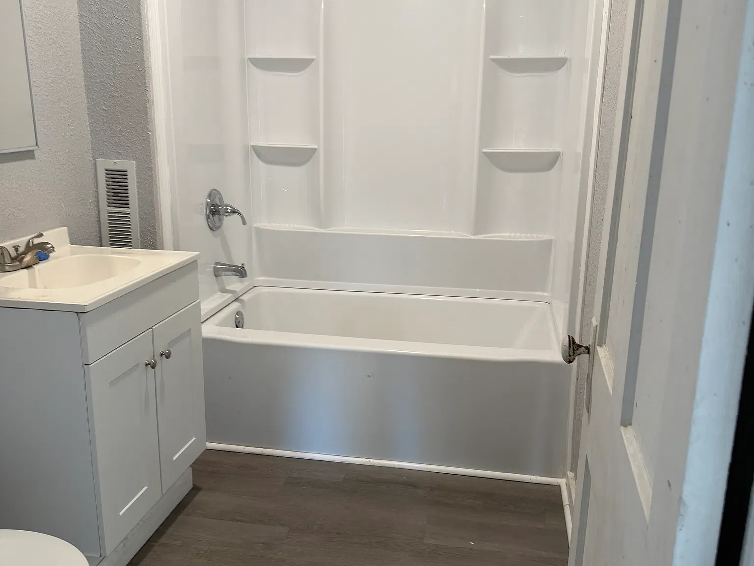 3 bed, 1400 sqft, $1,200 — Photo 4