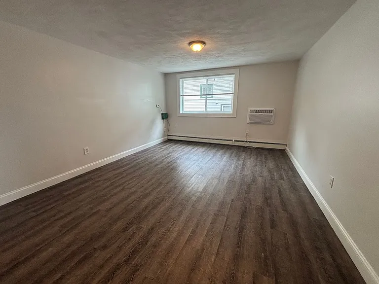 Harvard Street Apartments — Photo 17
