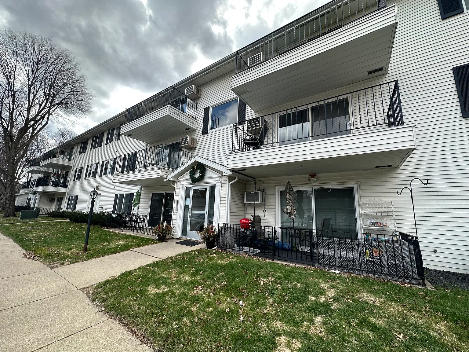 2 bed, $1,075 — Photo 1