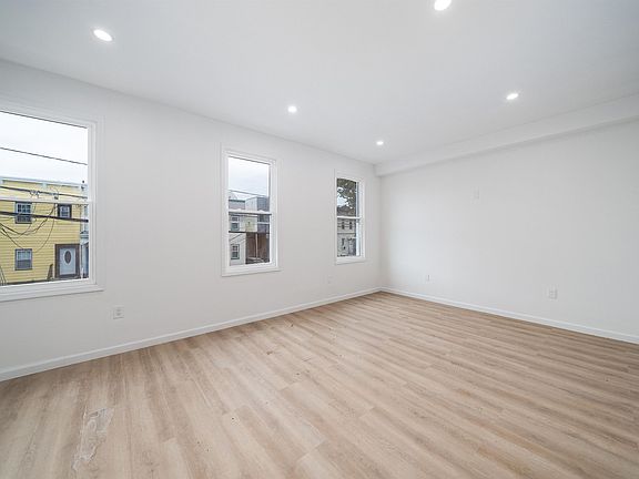 5th image of 171 Van Horne St Floor 2