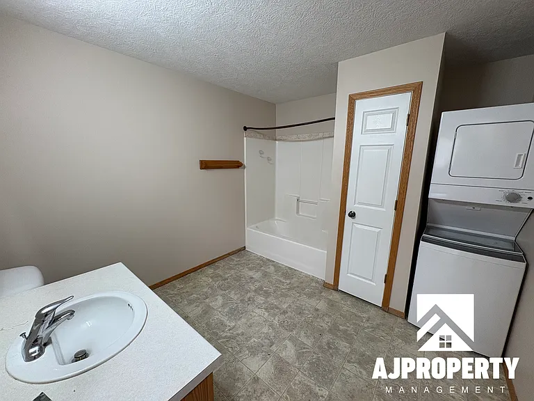 925 S Newcomb Ave #13 — Photo 8