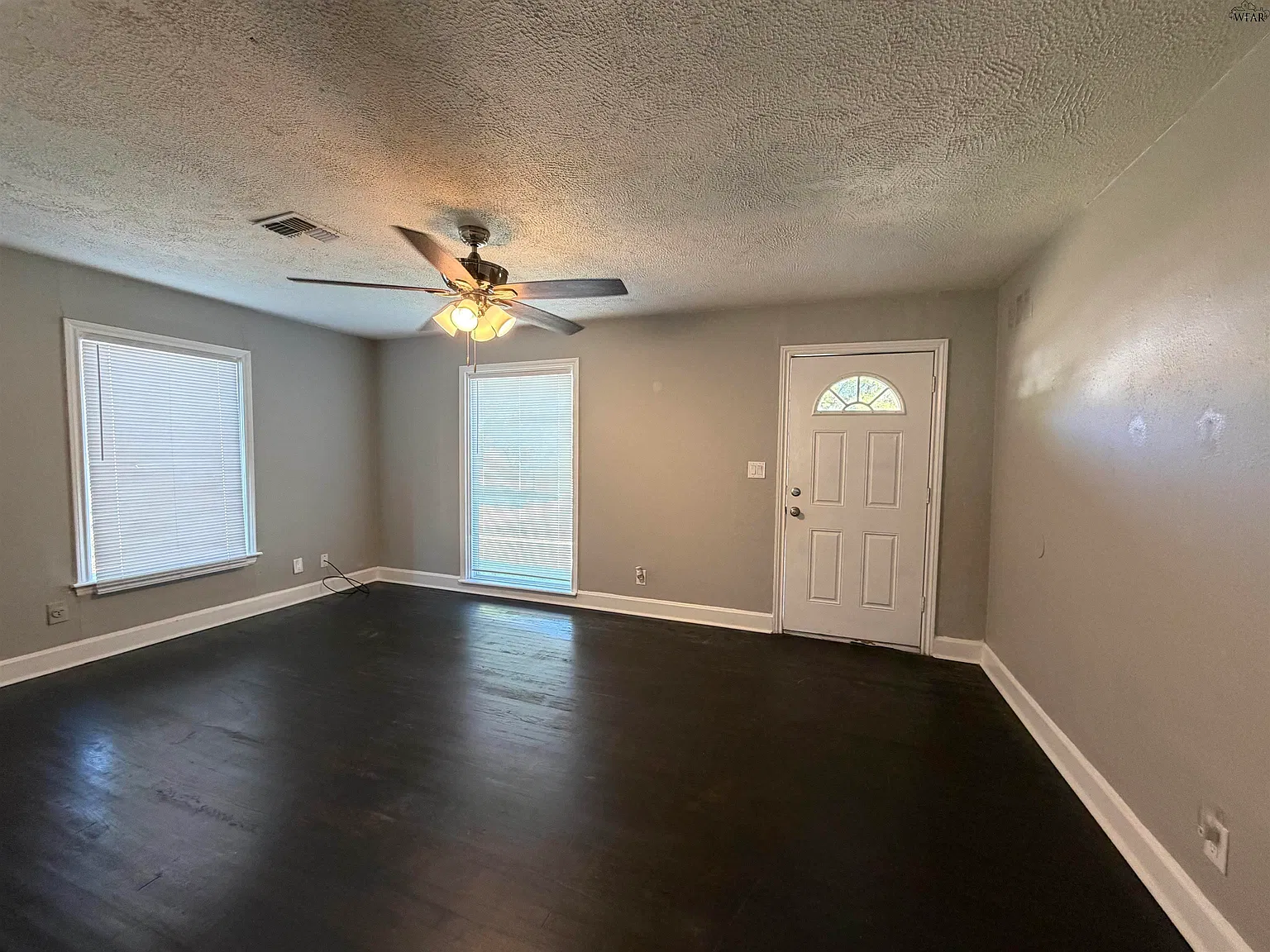 2 bed, 1.0 bath, 890 sqft, $1,150 — Photo 3
