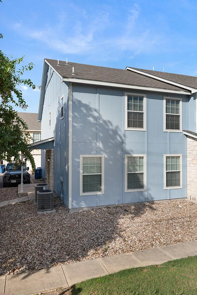 3 bed, 2.5 bath, 1280 sqft, $1,600 — Photo 3