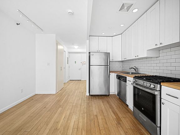 4th image of 525 E 11th St APT 4D