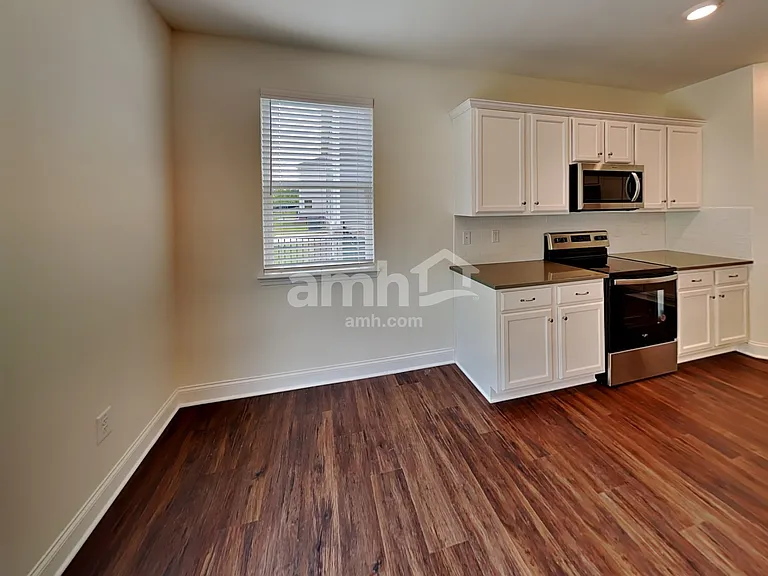 889 Carnaby Ln — Photo 5