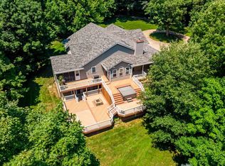 1000 Woodland Ln, Le Claire, IA 52753