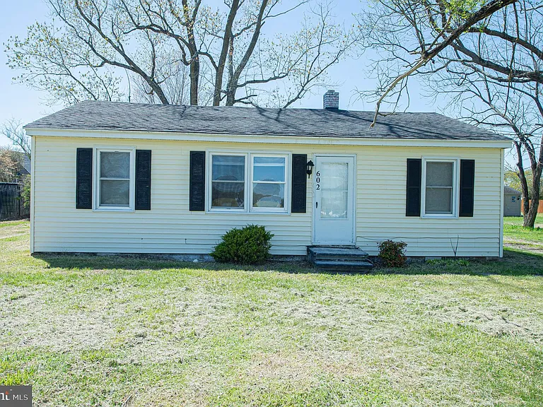 602 E Main St — Photo 1