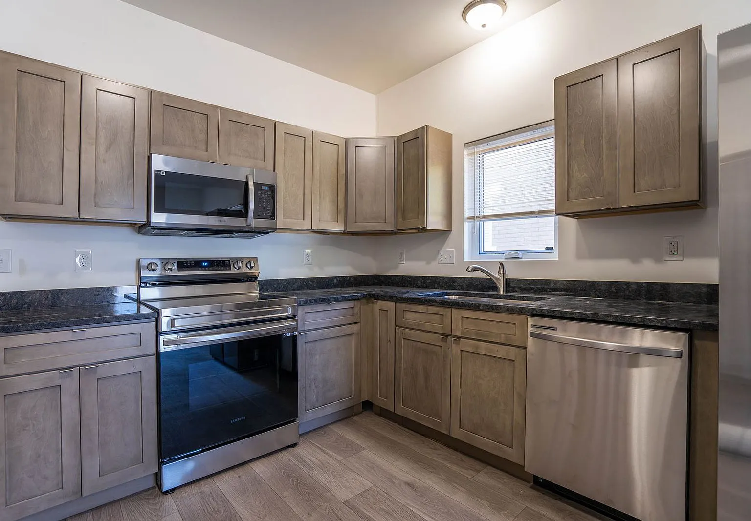 5 bed, 2.0 bath, $2,095 — Photo 2