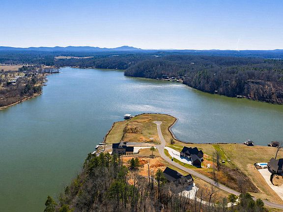 3rd image of 445 Lake Pointe Dr