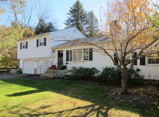 9 Knollwood Dr, Newtown, CT 06470