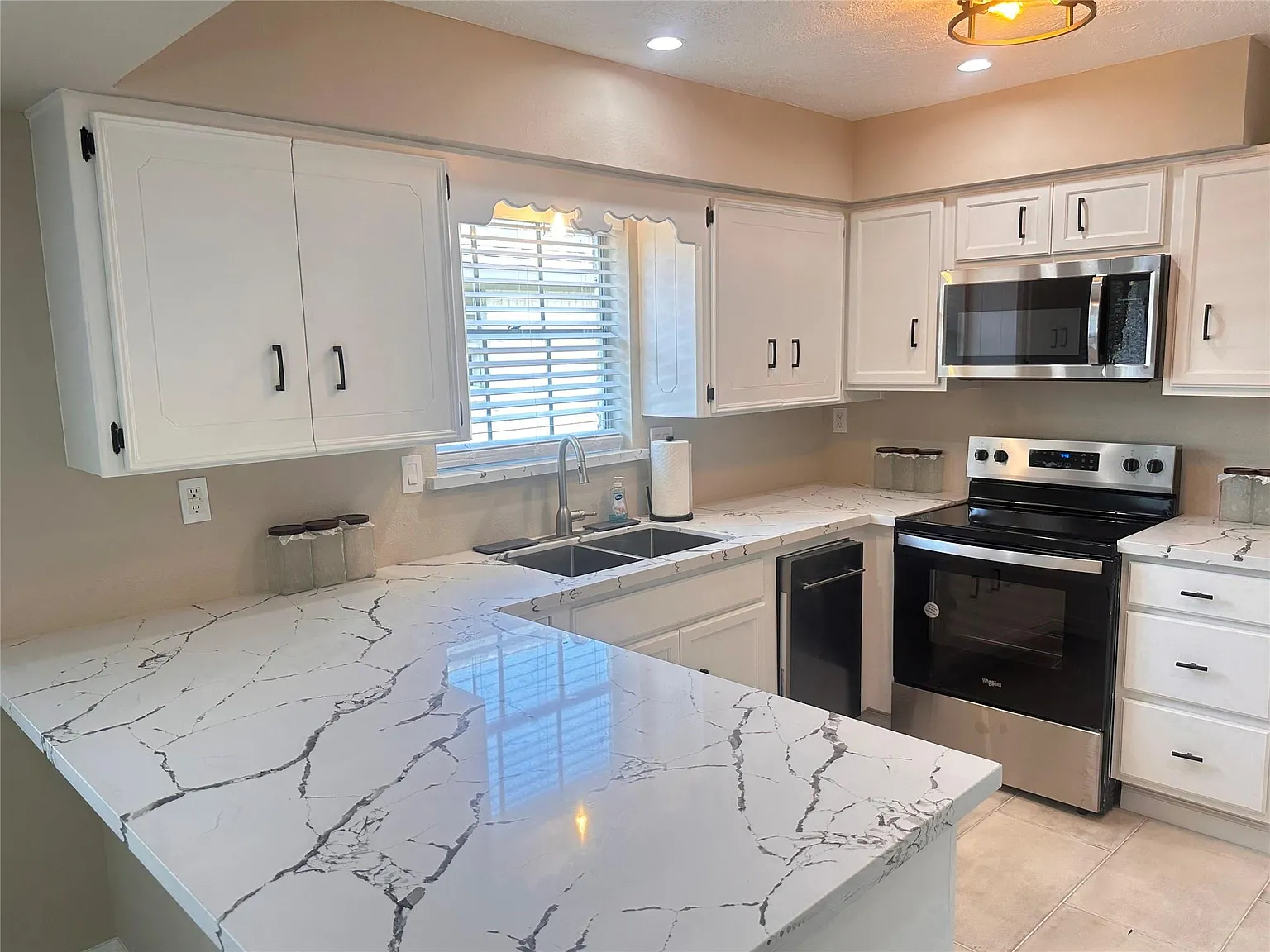4 bed, 2.0 bath, 2071 sqft, $2,700 — Photo 4
