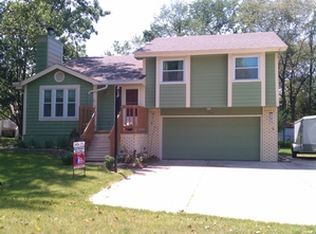 7082 Hickory Ln, Urbandale, IA 50322