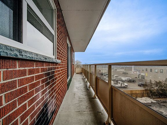 4th image of 40 Mohawk Rd E #1514344