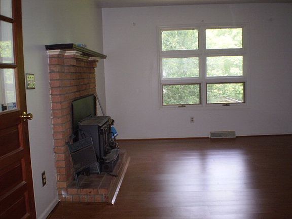 3rd image of 1085 Luethels Ln