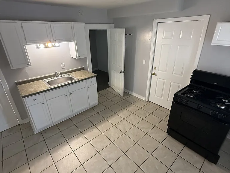 764 Capital Ctr #1 — Photo 5