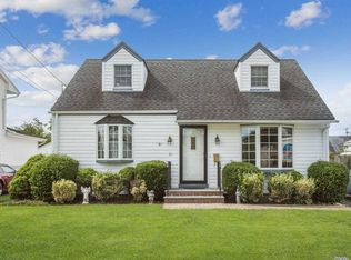 21 Virginia Ave, Plainview, NY 11803