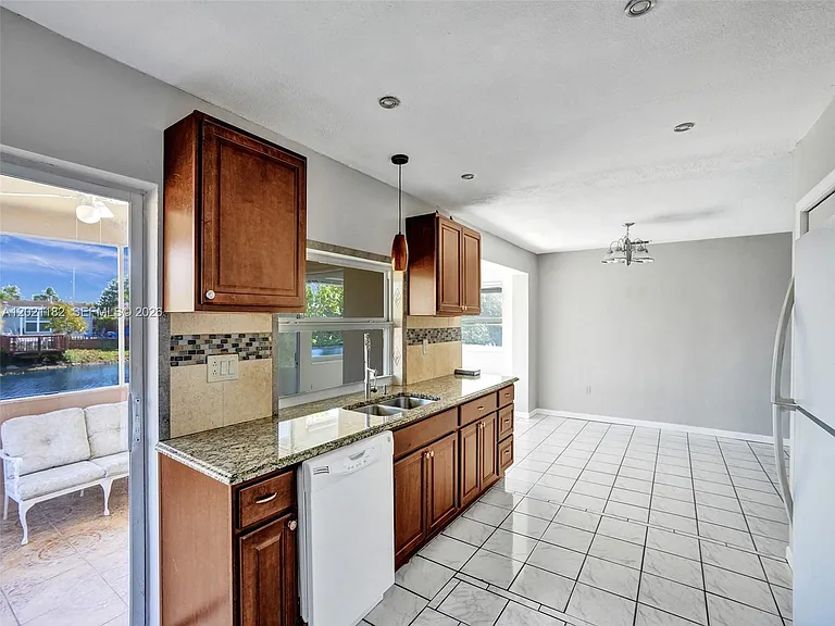 8550 NW 27th Pl — Photo 11