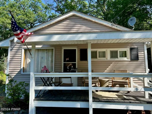 29 5th St, Hawley, PA 18428
