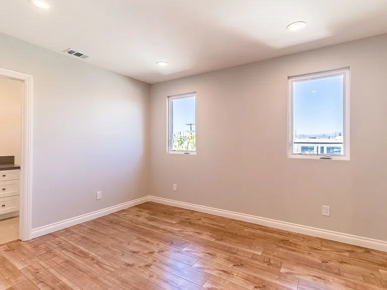 1737 S Longwood Ave — Photo 23