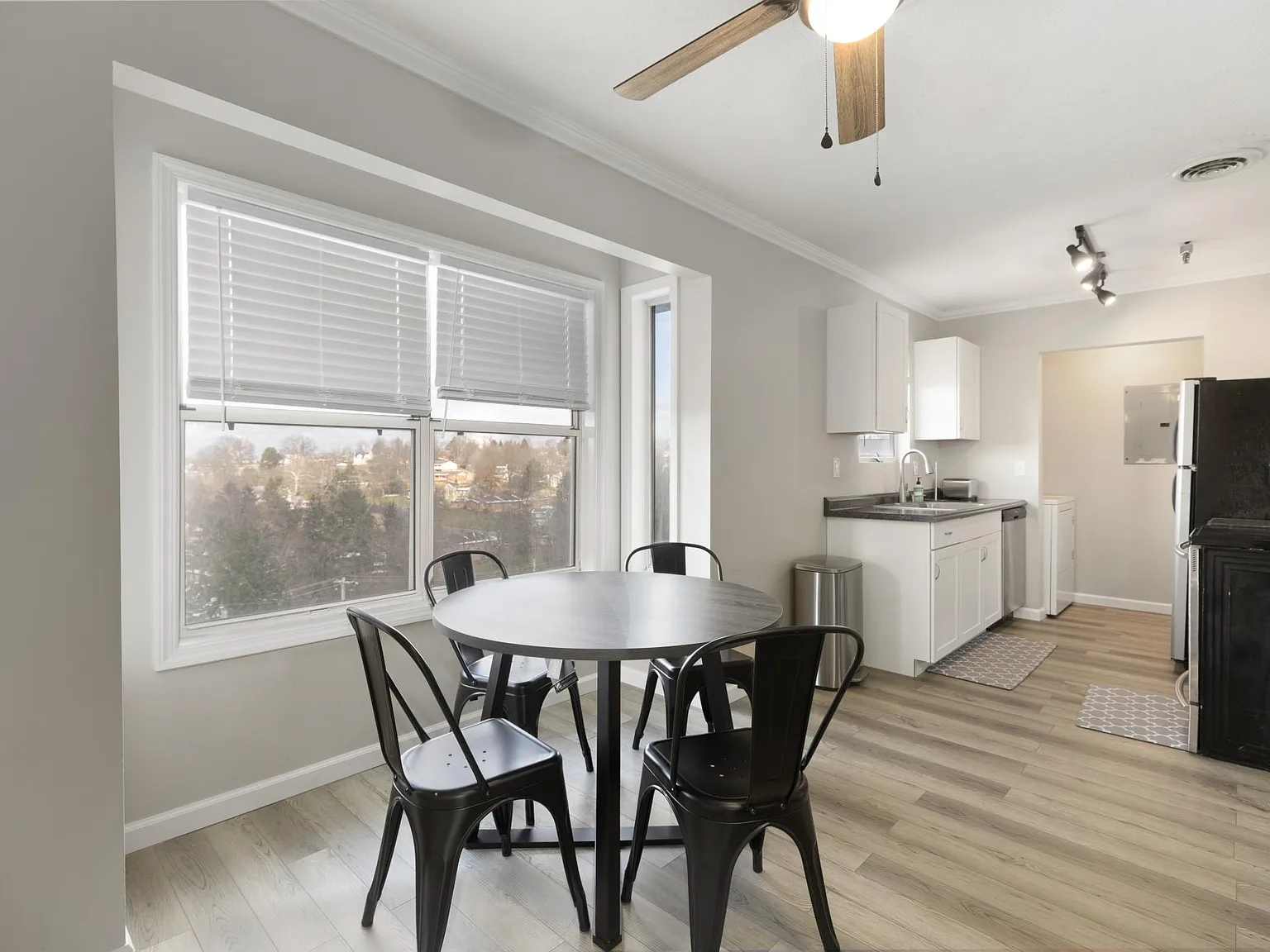 2 bed, 1000 sqft, $1,475 — Photo 3
