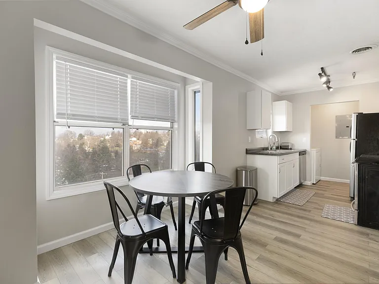 300 Stewart Ln #15 — Photo 3