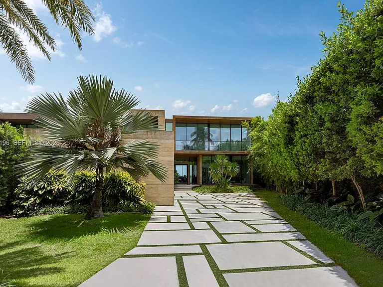 825 E Dilido Dr — Photo 2