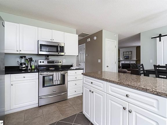 3rd image of 6 Brockmore Dr
