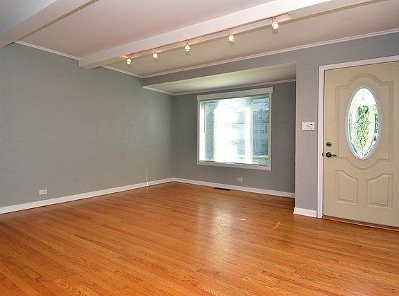 2nd image of 700 E Oakton St
