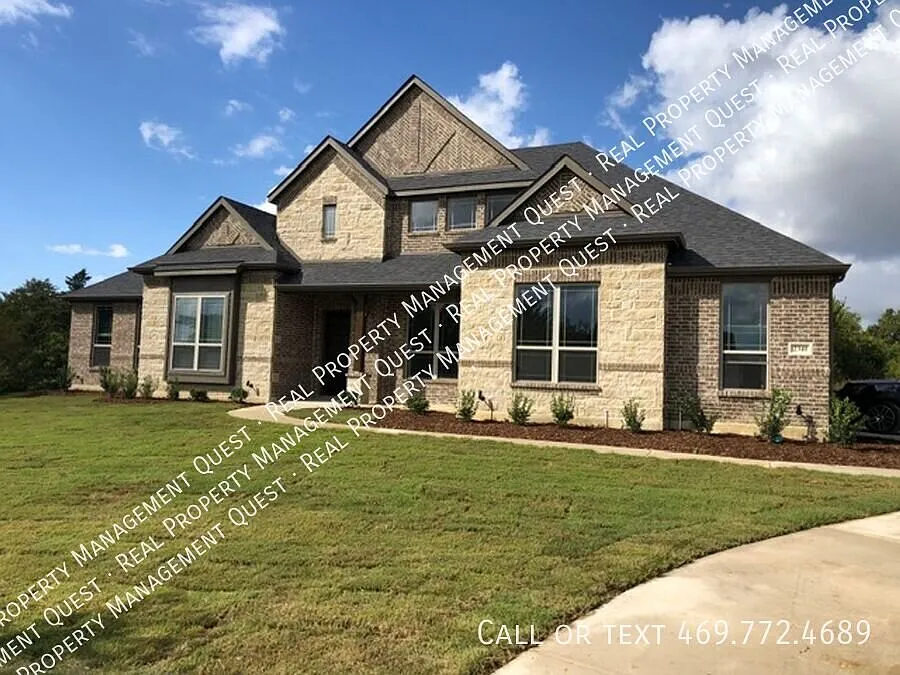 Beautiful home on a large lot — Photo 1