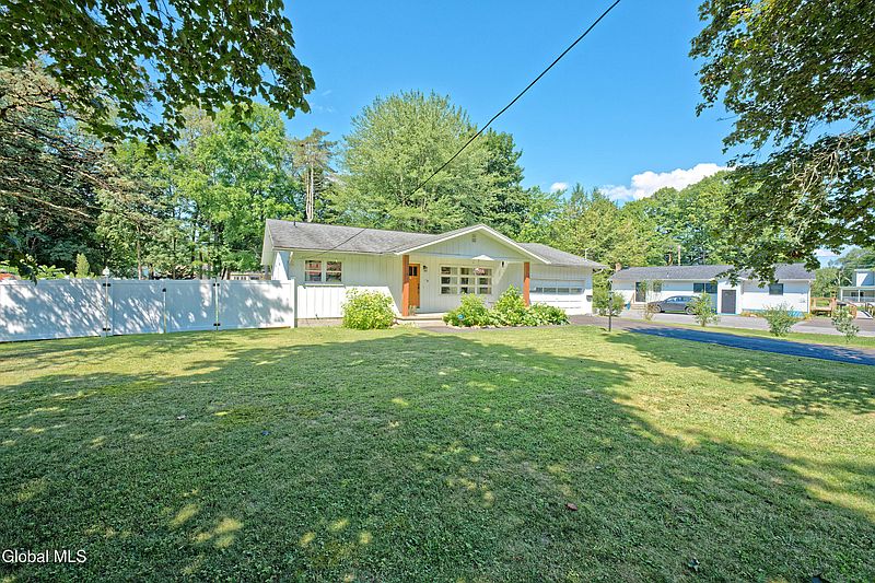 3rd image of 16 Hyde Boulevard
