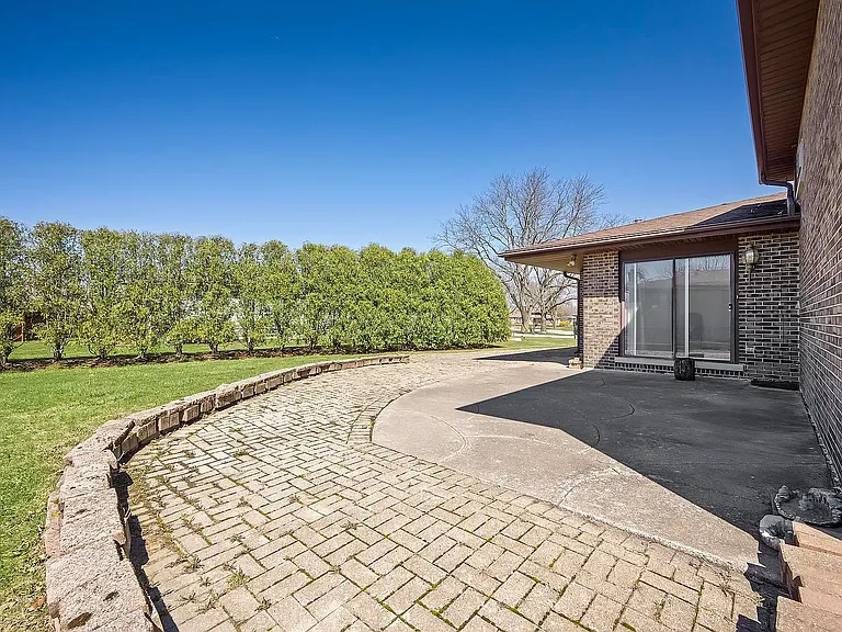 1631 Arbor Ct — Photo 3