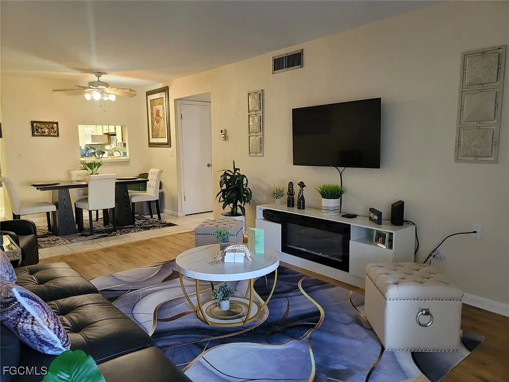 2 bed, 2.0 bath, 877 sqft, $1,100 — Photo 4