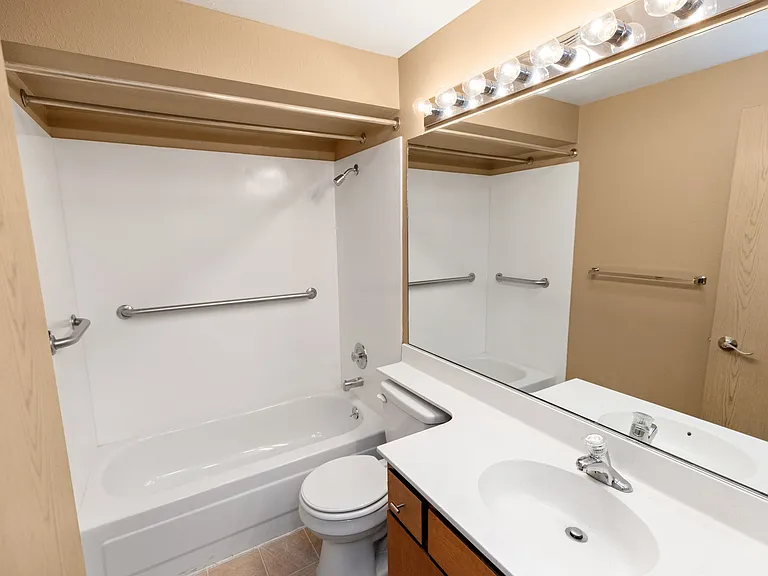 Graymayre Crossing Apartments — Photo 25