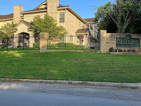 2nd image of 2102 Lakeforest Dr