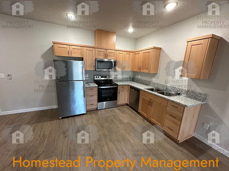 283 Knox St N — Photo 6