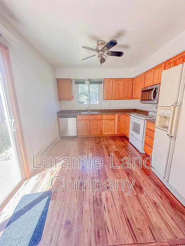 3 bed, 2.0 bath, 1043 sqft, $1,600 — Photo 4