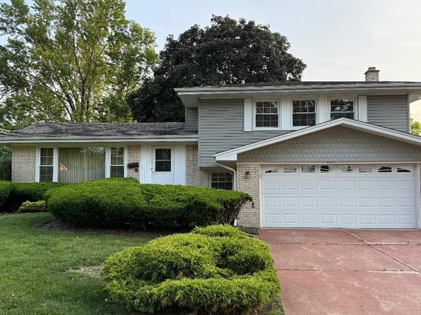 907 E Crabtree Dr, Arlington Heights, IL 60004