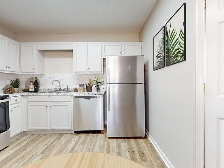 Sun Valley Apartments — Photo 30