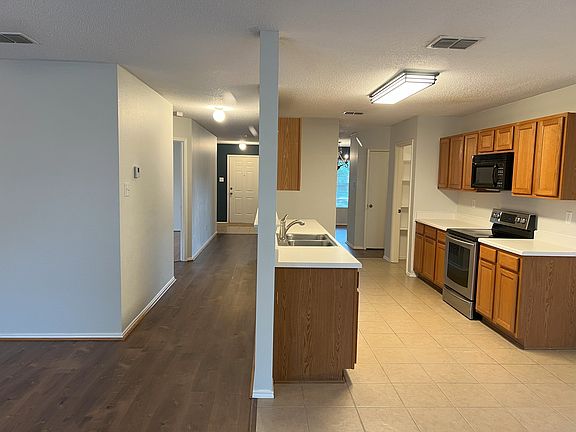 4th image of 1701 Cliffbrook Dr