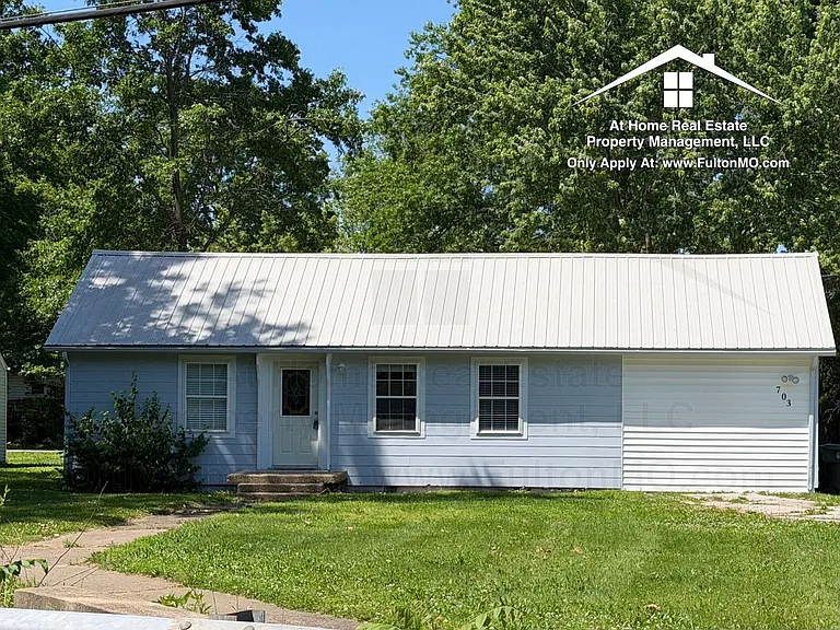 703 W 7th St — Photo 1