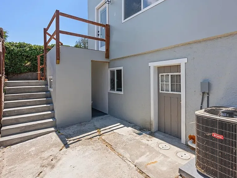 1923 Thompson Ln — Photo 21