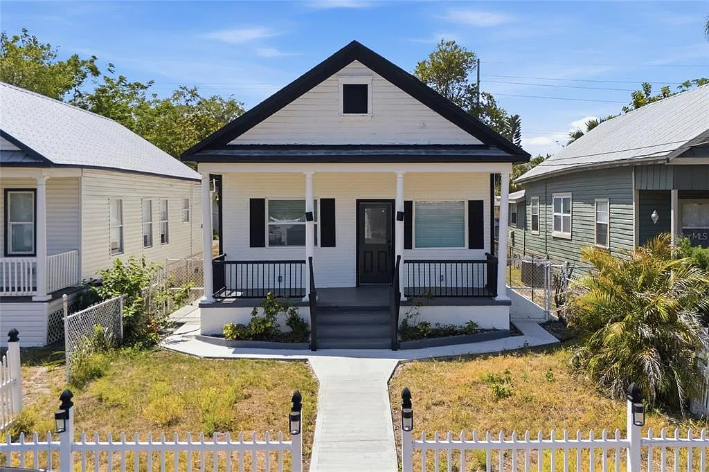 3 bed, 1.0 bath, 992 sqft, $2,400 — Photo 2