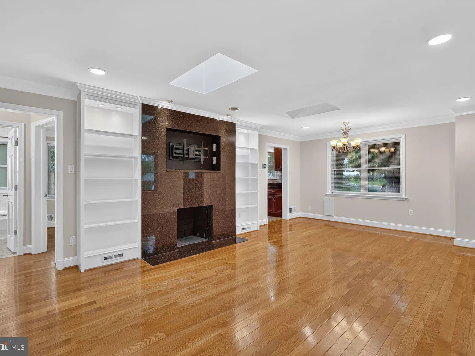 3 bed, 1060 sqft, $3,500 — Photo 2