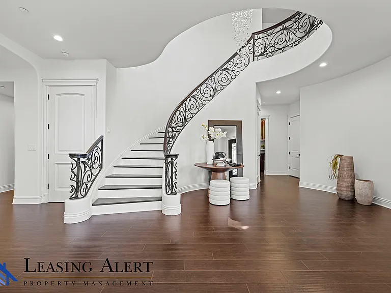 5011 Hayvenhurst Ave #5011 — Photo 7